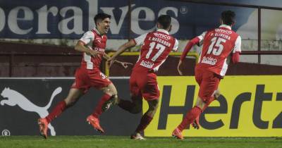 O jogador do Sporting de Braga, Fran Navarro (E), festeja com Gabriel Moscardo e Paulo Oliveira (D), após marcar um golo contra o Caldas durante o jogo dos oitavos de final da Taça de Portugal, disputado no Campo Manuel Marques, em Torres Vedras, 23 de dezembro de 2025. CARLOS BARROSO/LUSA