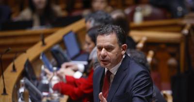 O primeiro-ministro, Luís Montenegro, intervém durante a sessão plenária na Assembleia da República, em Lisboa.