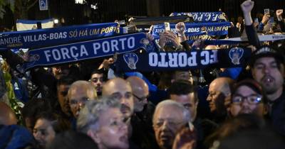 Apoiantes de André Villas-Boas, festejam no exterior da sua sede de campanha após serem conhecidos os resultados, Porto, 27 de abril de 2024. Mais de 26 mil associados do FC Porto votaram até ao fecho das urnas nas eleições aos órgãos sociais do clube, que estiveram perto de triplicar o anterior recorde de participação fixado em 1988, anunciaram hoje os 'dragões'.