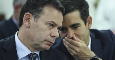 O primeiro-ministro, Luís Montenegro, conversa com o ministro da Presidência, António Leitão Amaro, durante o briefing no final da reunião do Conselho de Ministros, no Palácio de São Bento.