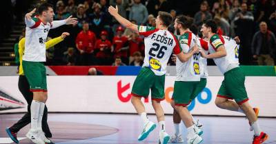 Seleção de andebol na luta pelas meias-finais.