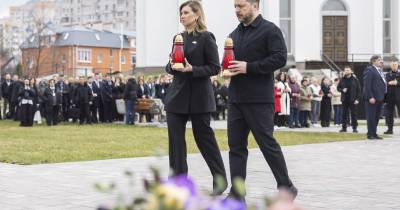 “A Rússia utilizou 339 drones contra a Ucrânia durante a noite, cerca de 200 deles os ‘Shahed’ [modelo de fabrico iraniano]”, indicou o Presidente ucraniano, Volodymyr Zelensky, numa mensagem nas redes sociais, em que denunciou que os ataques atingiram instalações “puramente civis”, incluindo armazéns de alimentos e um terminal dos serviços postais ucranianos.