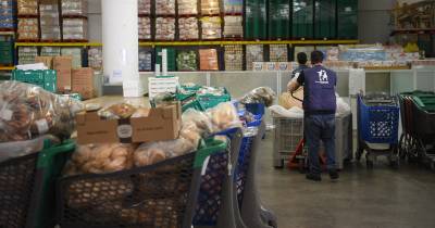 A tradicional campanha do saco decorre nos dias 29 e 30 de novembro, com voluntários identificados à porta dos supermercados a recolher bens essenciais doados pelos clientes.