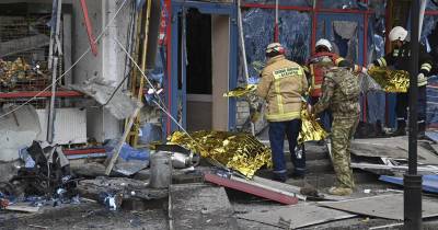 Na Ucrânia, cinco pessoas ficaram feridas no ataque noturno à cidade de Chuhuiv, na região fronteiriça de Kharkiv, informou o governador regional Oleh Syniehubov.