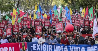 Milhares de trabalhadores protestaram hoje em Lisboa contra o pacote laboral.