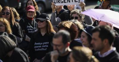 Oficiais de Justiça manifestam-se junto à Assembleia da República em Lisboa.