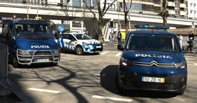 Chegada ao Tribunal de Instrução Criminal (TIC) de veículos celulares da Polícia com alguns de detidos da operação Pretoriano, no Porto.