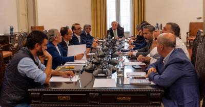Os seis partidos da oposição no parlamento da Madeira insistiram hoje na realização de eleições antecipadas.