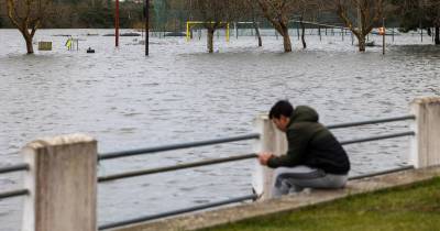 Um popular junto ao parque ribeirinho inundado devido à passagem da depressão Leonardo, Montemor-o-Velho (Coimbra).