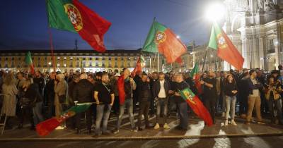 A manifestação de polícias e guardas da GNR, que acabou junto ao Capitólio, começou em frente ao MAI.
