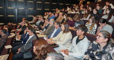 A sessão, vista por muitos jovens na plateia, teve uma soma de críticas a Lisboa, com Rubina Leal a denunciar o “pendor ancestral centralista” e outras intervenções a garantis que a luta continua.