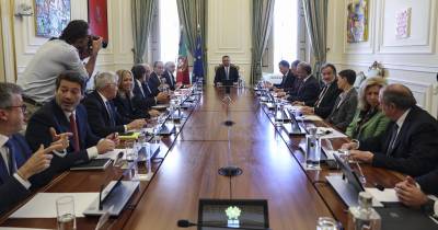 O Presidente da República, António José Seguro, ladeado pelo primeiro-ministro, Luís Montenegro e pelo presidente da Assembleia da República, José Pedro Aguiar-Branco, durante a reunião do Conselho de Estado sob o tema ‘segurança e defesa’, no Palácio de Belém, em Lisboa.
