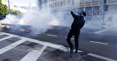 Os manifestantes atiraram garrafas, pedras, pedaços de cimento e artigos pirotécnicos contra a polícia, que respondeu com gás lacrimogéneo.