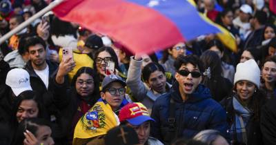 Venezuelanos saíram à rua em Madrid para celebrar captura de Maduro, já o governo de Sanchez discorda da ação levada a cabo por Maduro.