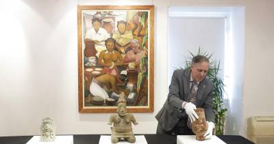 O embaixador do México em Portugal, Bruno Figueiroa, exibe as três peças arqueológicas extraídas ilicitamente do México, recuperados em território português e restituídos ao Estado mexicano.