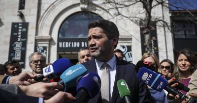 O presidente do Chega, André Ventura fala aos jornalistas antes de visitar o Mercado da Ribeira em Lisboa.