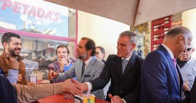 Miguel Albuquerque cumpre tradição no Mercado dos Lavradores.