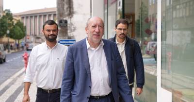 António Filipe avalia falta de investimento no SNS e alerta para os riscos da privatização da TAP