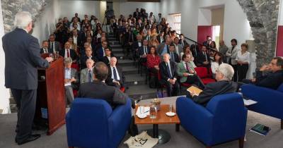 Os ex-ministros de Economia, Carlos Tavares, e das Finanças, Fernando Medina, são os dois oradores da conferência da Autonomia - ‘Modelo Financeiro’, organizada pela Comissão Executiva das celebrações dos 50 anos de Autonomia.