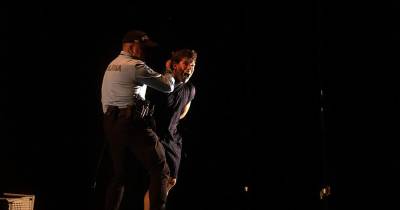 Uma das cenas emotivas em que participou o verdadeiro agente da PSP.