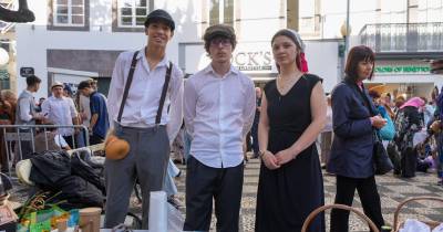 Alunos da Escola Francisco Franco participam, esta sexta-feira, numa recriação histórica no Largo do Chafariz, inspirada no quotidiano madeirense do século XIX.