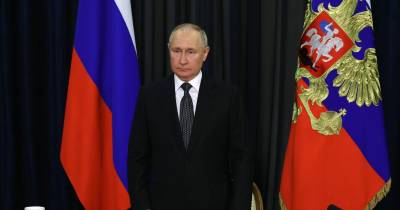 “O que eles realmente querem [no Ocidente]? O que eles realmente querem é desmembrar e saquear a Rússia. Não funciona para eles pela força, então semeiam o caos”, disse o líder do Kremlin.