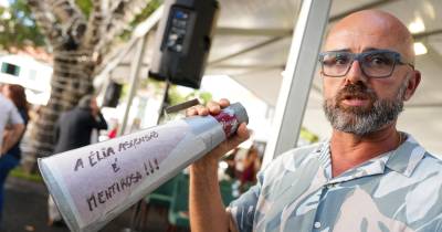 Paulo Lima surpreendeu na tomada de posse em Santa Cruz ao ostentar um megafone no qual acusa Élia Ascensão de ser “mentirosa”.