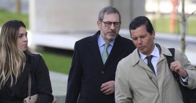 Paulo Sá Cunha (ao centro), advogado de Pedro Calado, acompanhado por André de Noronha, advogado de Custódio Correia.