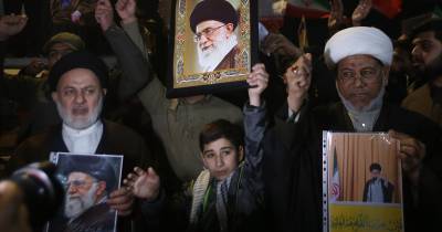 Protestos na capital do Iraque contra a ofensiva dos EUA e de Israel ao Irão. Manifestantes exibem fotografias do líder supremo do regime iraniano que os israelitas dizem estar morto.