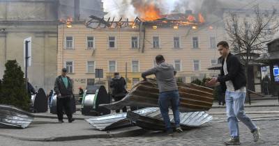 O ataque russo provocou um incêndio na parte superior de edifícios residenciais de três andares situados no recinto da igreja de Santo André.