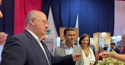 Ministro da Agricultura visita espaço da Madeira na Feira Nacional de Agricultura