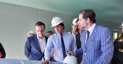 À margem de uma visita às obras de um novo investimento habitacional, no Estreito de Câmara de Lobos, o chefe do executivo madeirense acrescentou que Montenegro “conhece muito bem os problemas da Madeira”.