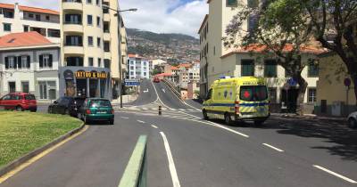 Ambulância da Cruz Vermelha transportou o turista para o hospital.