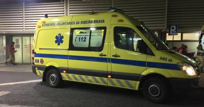Bombeiros da Ribeira Brava e da Ponta do Sol realizaram o transporte para o hospital.