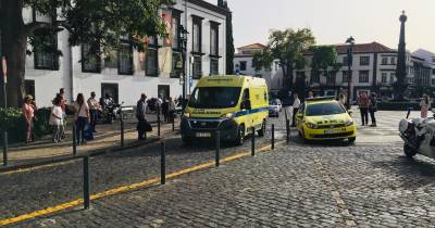 Mulher hospitalizada após ser socorrida pelos bombeiros e EMIR no Funchal