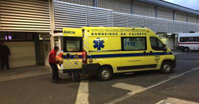 Na chegada dos profissionais de socorro ao local, já a sinistrada se encontrava fora do automóvel.