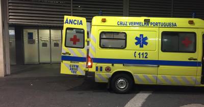 Equipa da Cruz Vermelha Portuguesa transportou a vítima para o Hospital Dr. Nélio Mendonça.