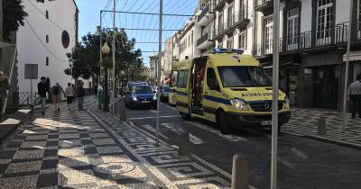 Ambulância da Cruz Vermelha Portuguesa transportou a vítima para o hospital.