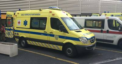 Ambulância da Cruz Vermelha Portuguesa transportou vítima para o hospital.