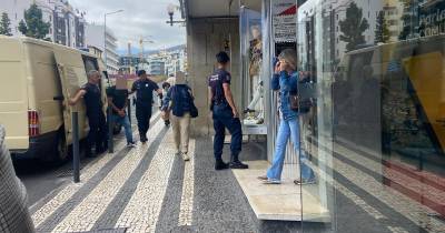 Carrinha celular desperta curiosidade na Rua 31 de Janeiro