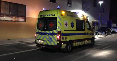 Ambulância da Cruz Vermelha Portuguesa transportou ao hospital o motociclista acidentado