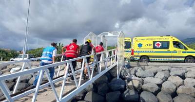 Equipa da cruz Vermelha transportou a vítima para o hospital.