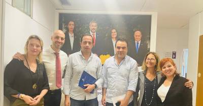 O partido lamenta que o governo socialista esteja a “converter a escola pública em centros de doutrinação”.