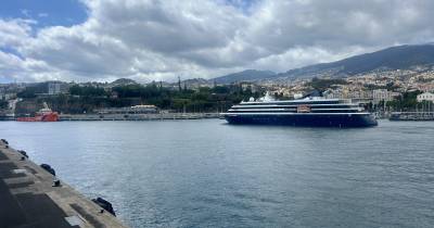 World Voyager passa a noite no Funchal