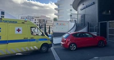 Carro estacionado bloqueia entrada de ambulância