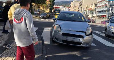 Colisão violenta entre duas viaturas no cruzamento junto à Ponte do Bom Jesus