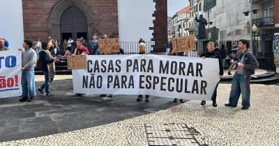 Manifestação sobre o direito à habitação reúne dezenas de pessoas no Funchal (com fotos)