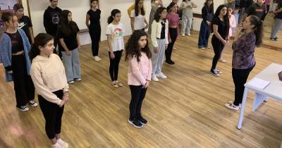 Trata-se de uma integração para que os alunos percecionem técnicas teatrais e adquiram competências ligadas ao teatro e à expressão dramática.