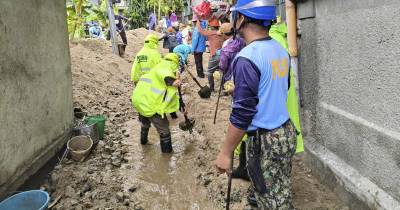 Operações de limpeza após a passagem do tufão que causou mais de 25 mortos nas Filipinas.