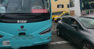 Trânsito esteve caótico na zona da estação de chegada dos carros de cesto do Monte.